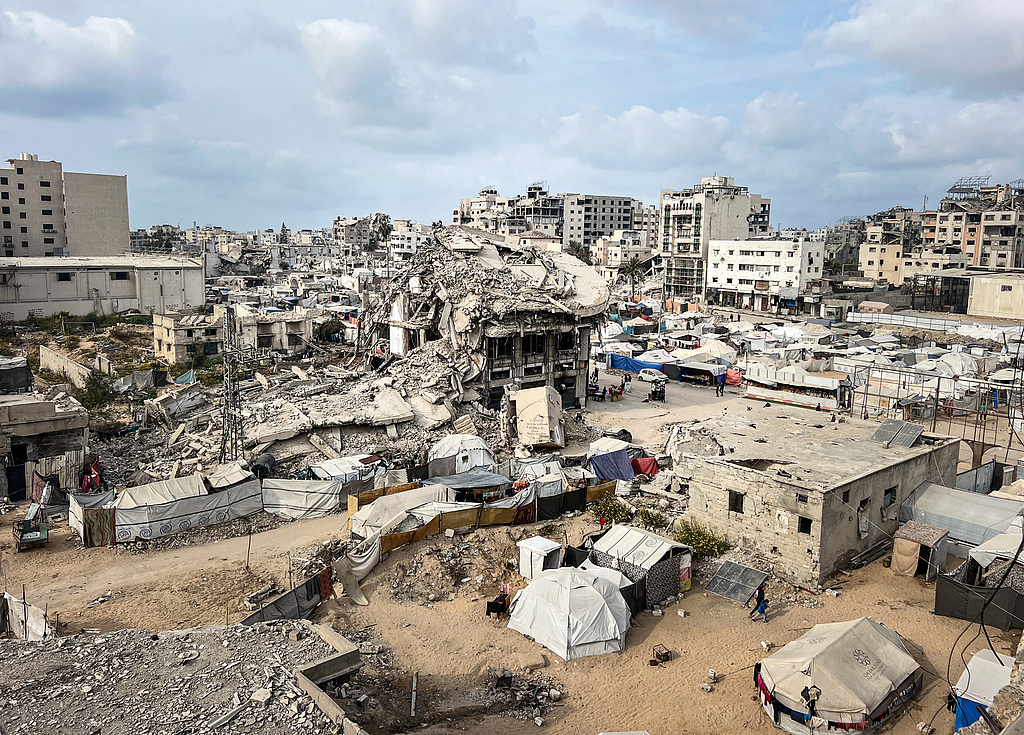 Widespread destruction and makeshift tents of displaced Palestinians scattered among the rubble in Gaza City, November 3, 2025. /VCG
