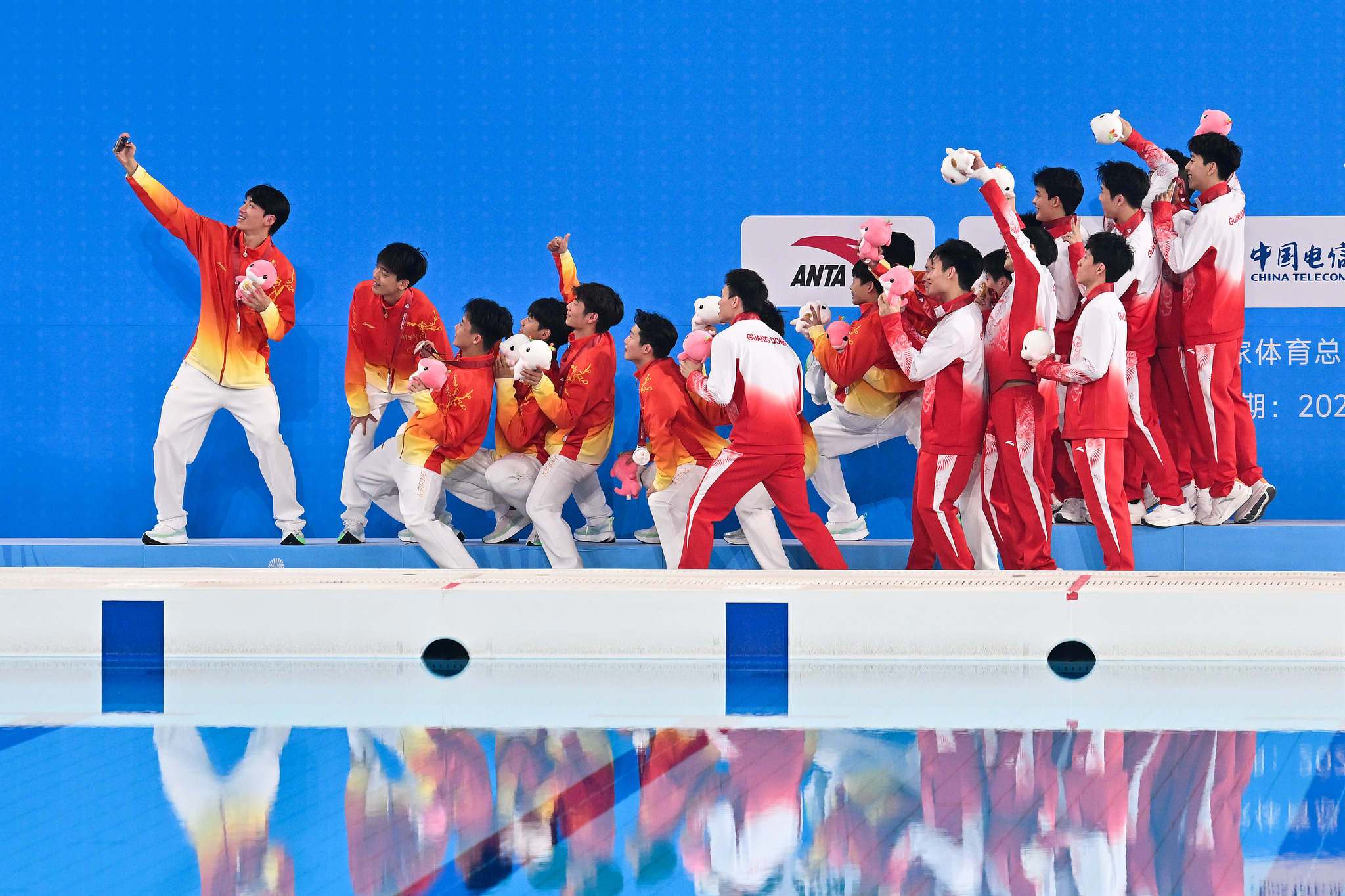 Divers of Guangdong take selfies on the podium after winning the men's team diving gold medal at the 15th National Games of China in Guangzhou, south China's Guangdong Province, November 3, 2025. /VCG