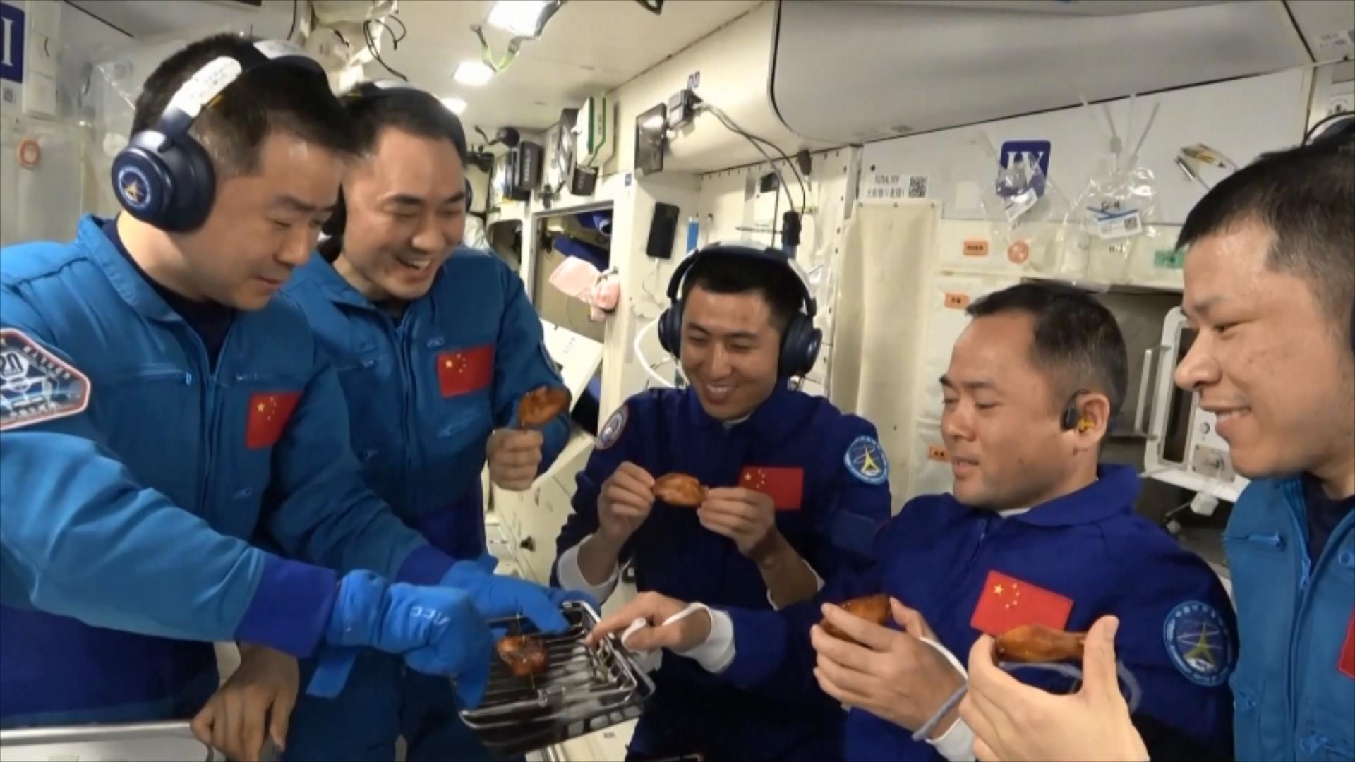 The Shenzhou 20 and Shenzhou 21 crew having a 