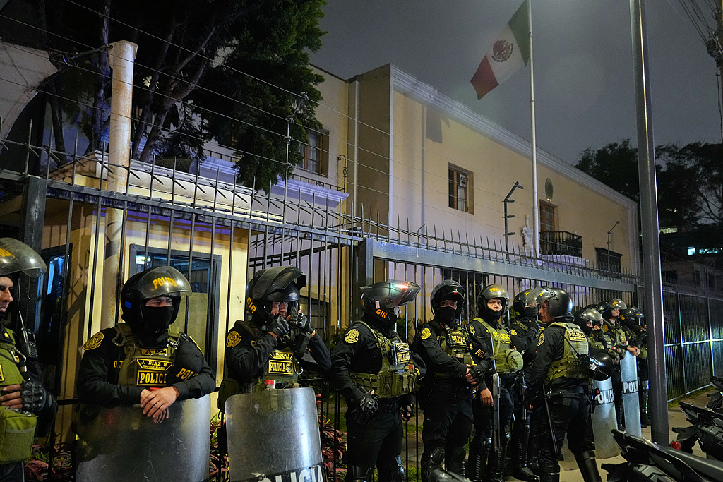 Police guard the Mexican Embassy in Lima, Peru after the Peruvian government announced it was severing diplomatic relations with Mexico following the country's decision to grant asylum to former Peruvian Prime Minister Betssy Chavez, who faces charges related to a 2022 coup attempt, November 3, 2025. /VCG