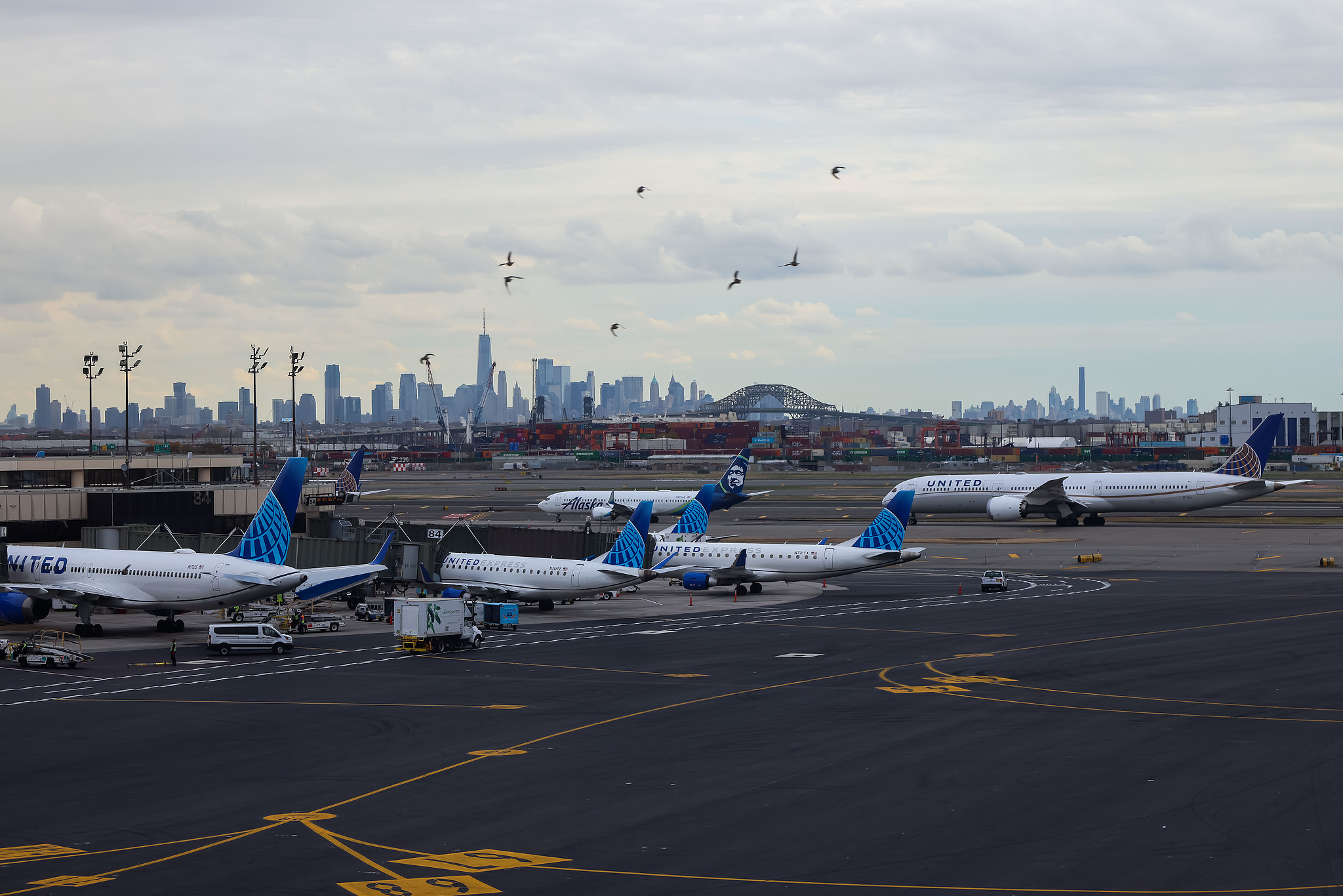 United Airlines planes at Newark Liberty International Airport (EWR) in Newark, New Jersey, U.S., November 3, 2025. The Federal Aviation Administration issued a temporary ground stop for some flights to Newark Liberty International Airport on Sunday due to staffing, according to an advisory. / CFP