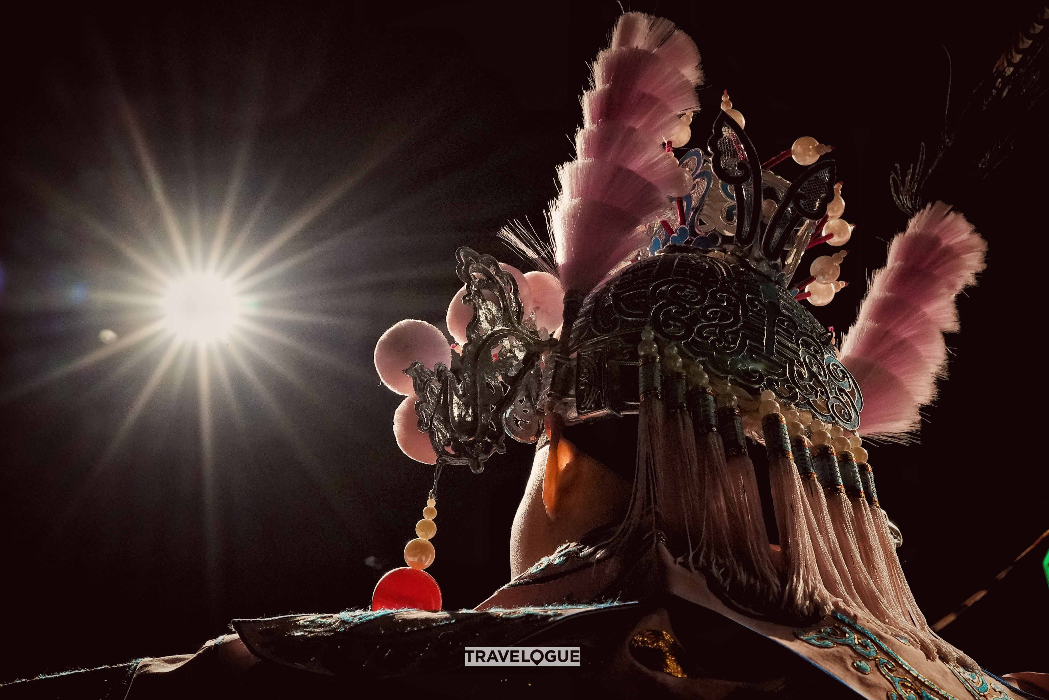 The local opera in Xi'an is called Qinqiang. /CGTN