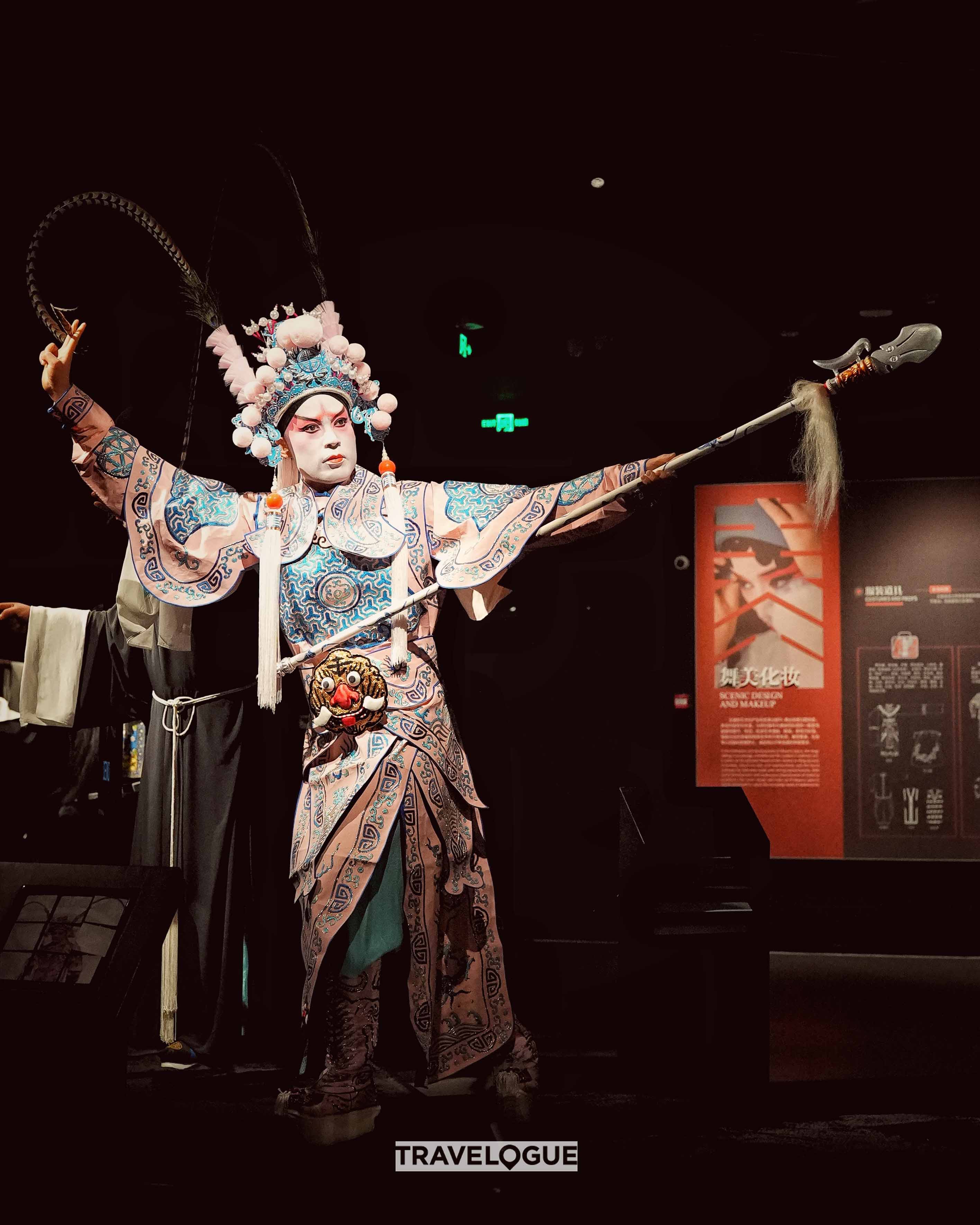 The local opera in Xi'an is called Qinqiang. /CGTN