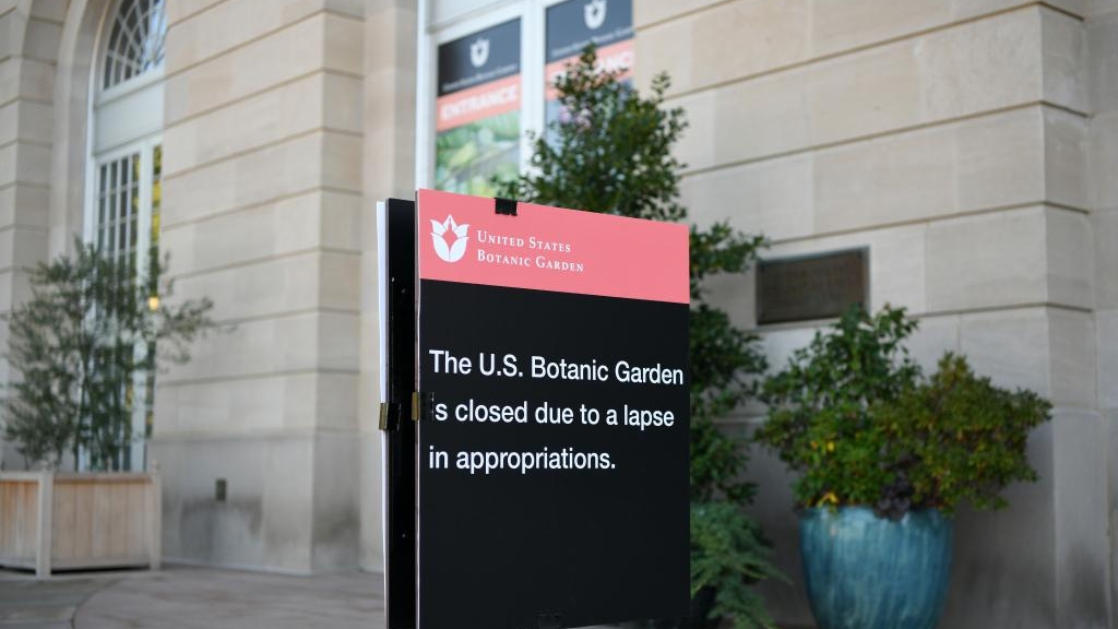 A notice of closure is seen at the entrance of the United States Botanic Garden in Washington, D.C., the United States, October 5, 2025. /Xinhua
