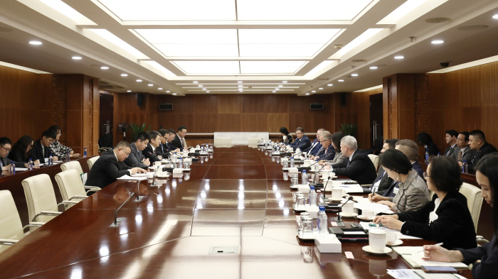 China urges U.S. to foster favorable environment for cooperation