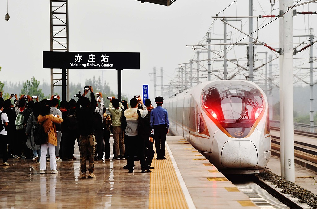 Photos being clicked of a high-speed train pulling in to the Yizhuang Station of the Beijing-Tianjin Intercity Railway on the day the station officially opened for trial operation, September 29, 2024./VCG