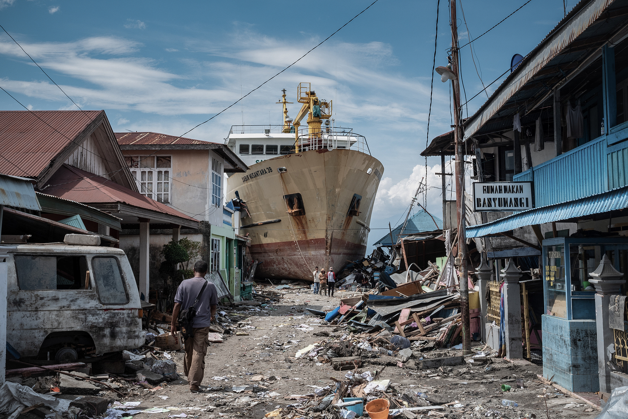 A ship is stranded on land after an earthquake and tsunami in Wani village, Indonesia, October 16, 2018. /VCG