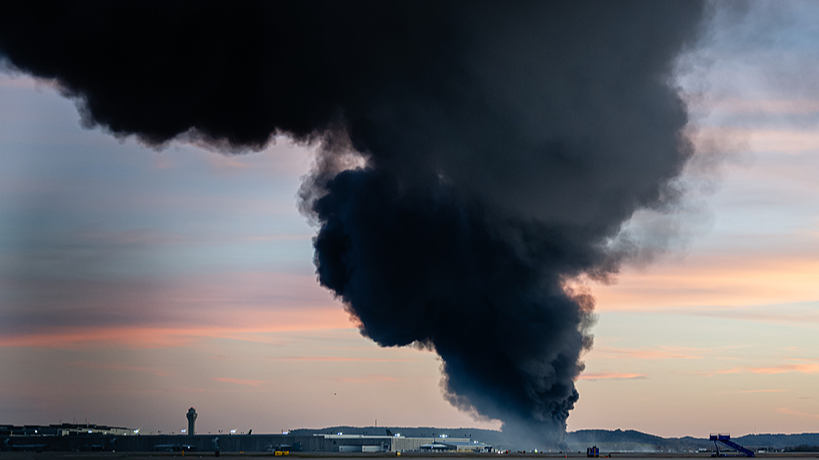 A plume of smoke rises from the site of a UPS cargo plane crash at Louisville Muhammad Ali International Airport in Louisville, Kentucky, U.S., November 4, 2025. /VCG