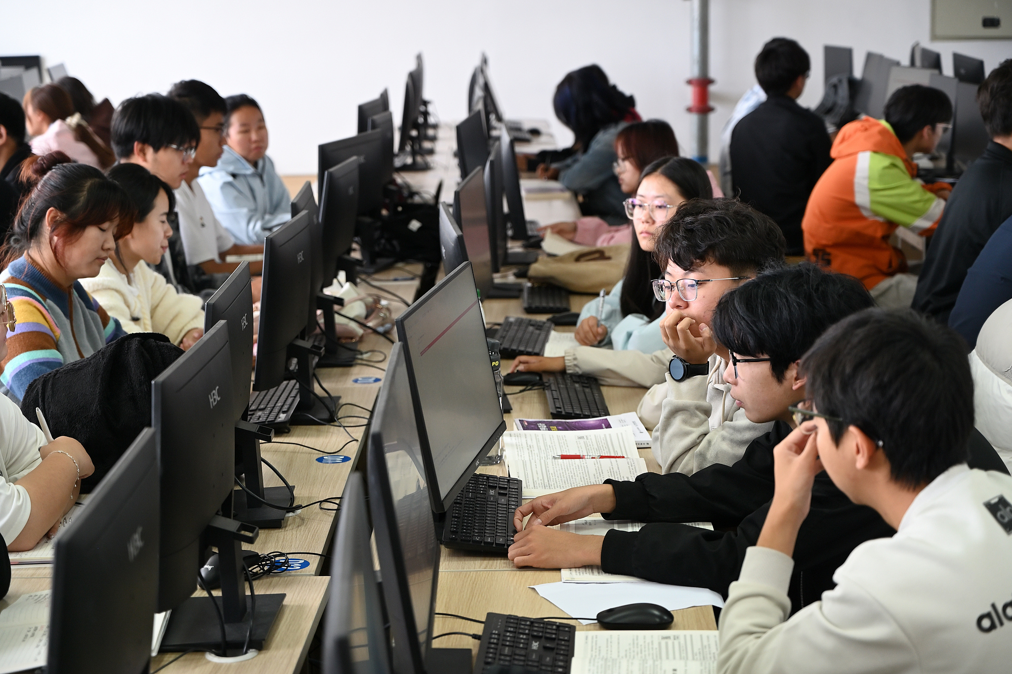 College students attend a machine learning class and study intelligent algorithms in Hohhot, China's Inner Mongolia Autonomous Region, October 15, 2025. /VCG