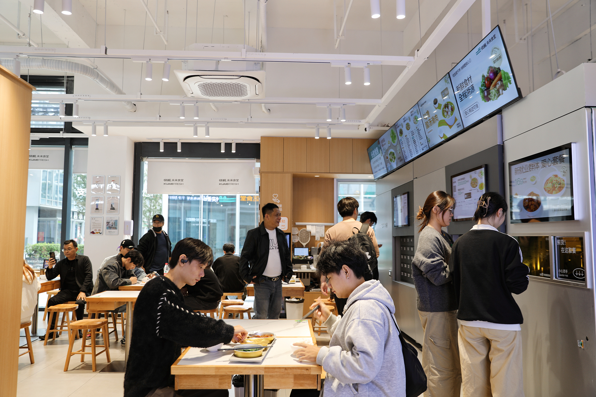 A bustling scene at Hangzhou's first AI-powered community canteen on its opening day on October 20, 2025./ VCG