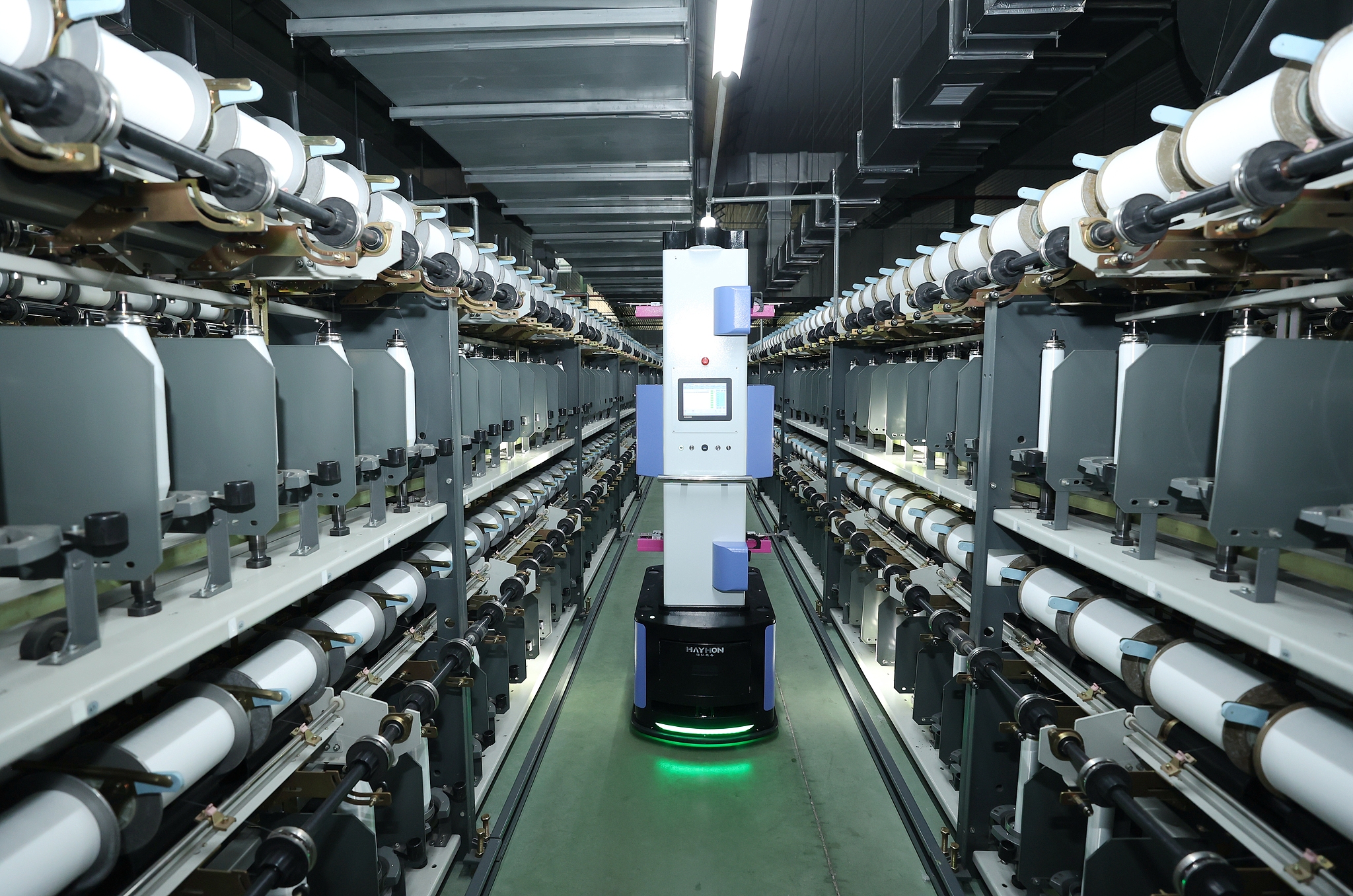 Smart robots conduct inspection work on a production line in Suqian, Jiangsu Province, November 3, 2025. / VCG