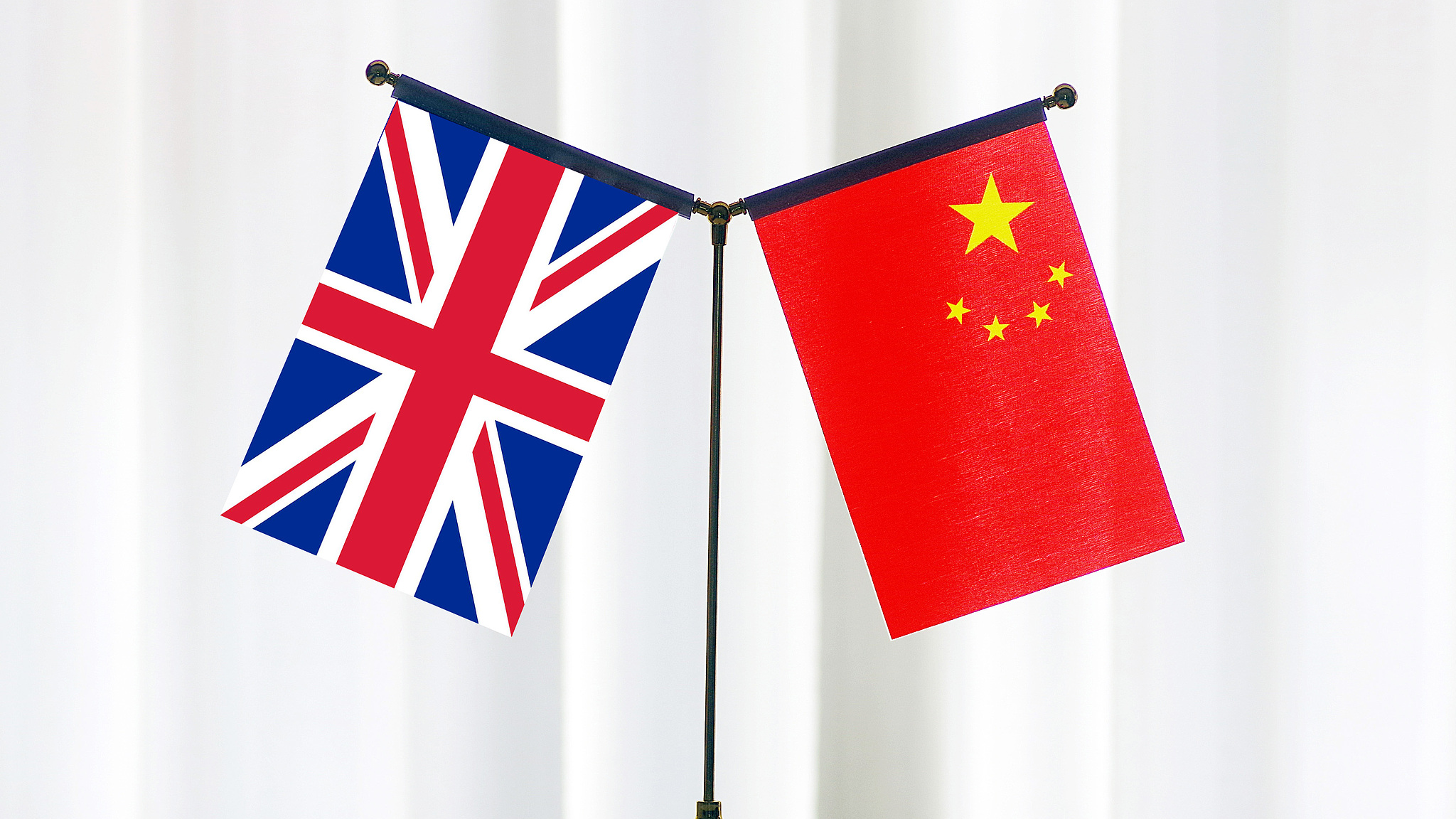 Chinese, British FMs hold phone talks on bilateral ties