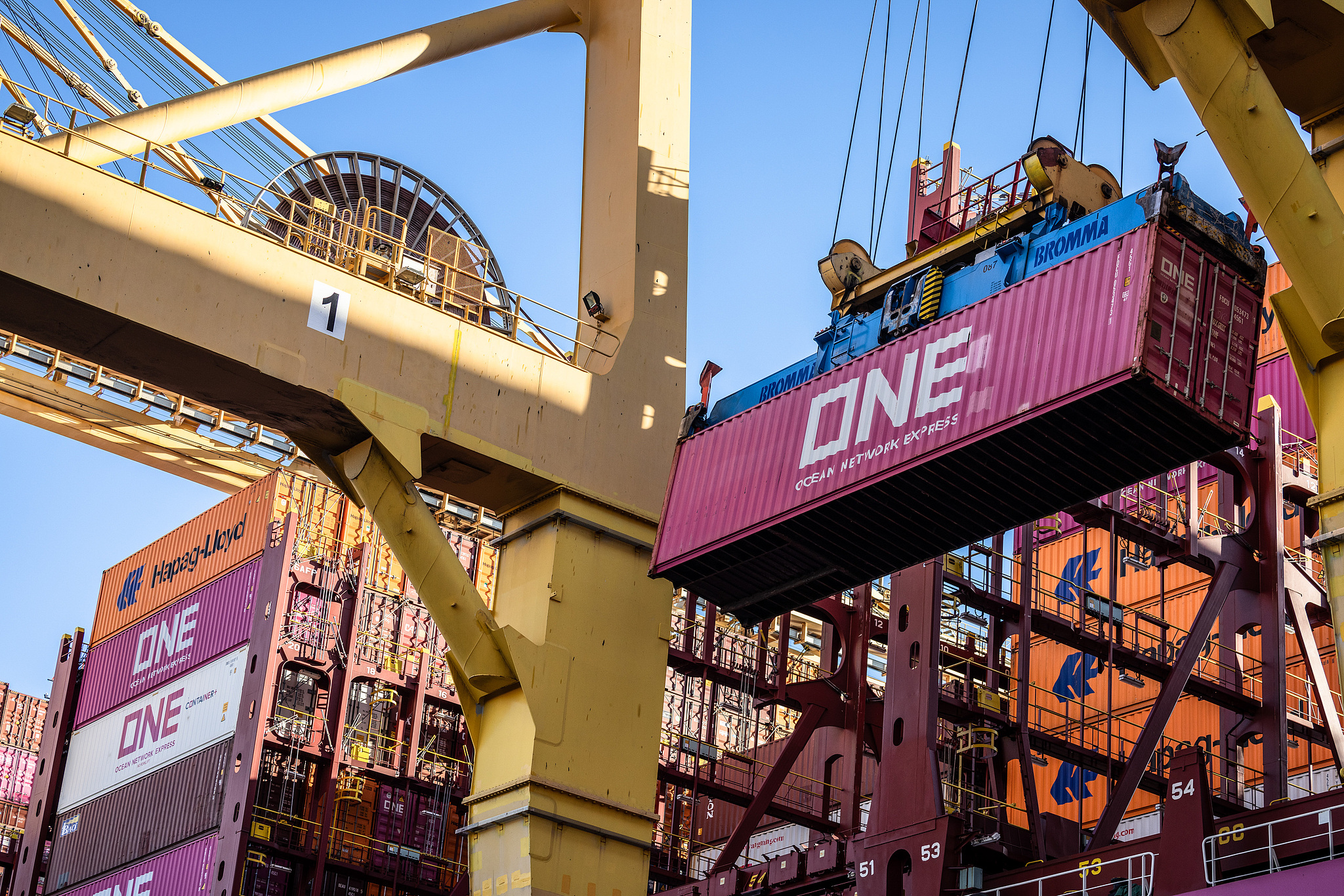 A gantry crane unloads an Ocean Network Express Holdings Ltd (ONE) shipping container at the Muelle Sur terminal, operated by APM Terminals, at the Port of Barcelona, Barcelona, Spain, January 13, 2025. /VCG