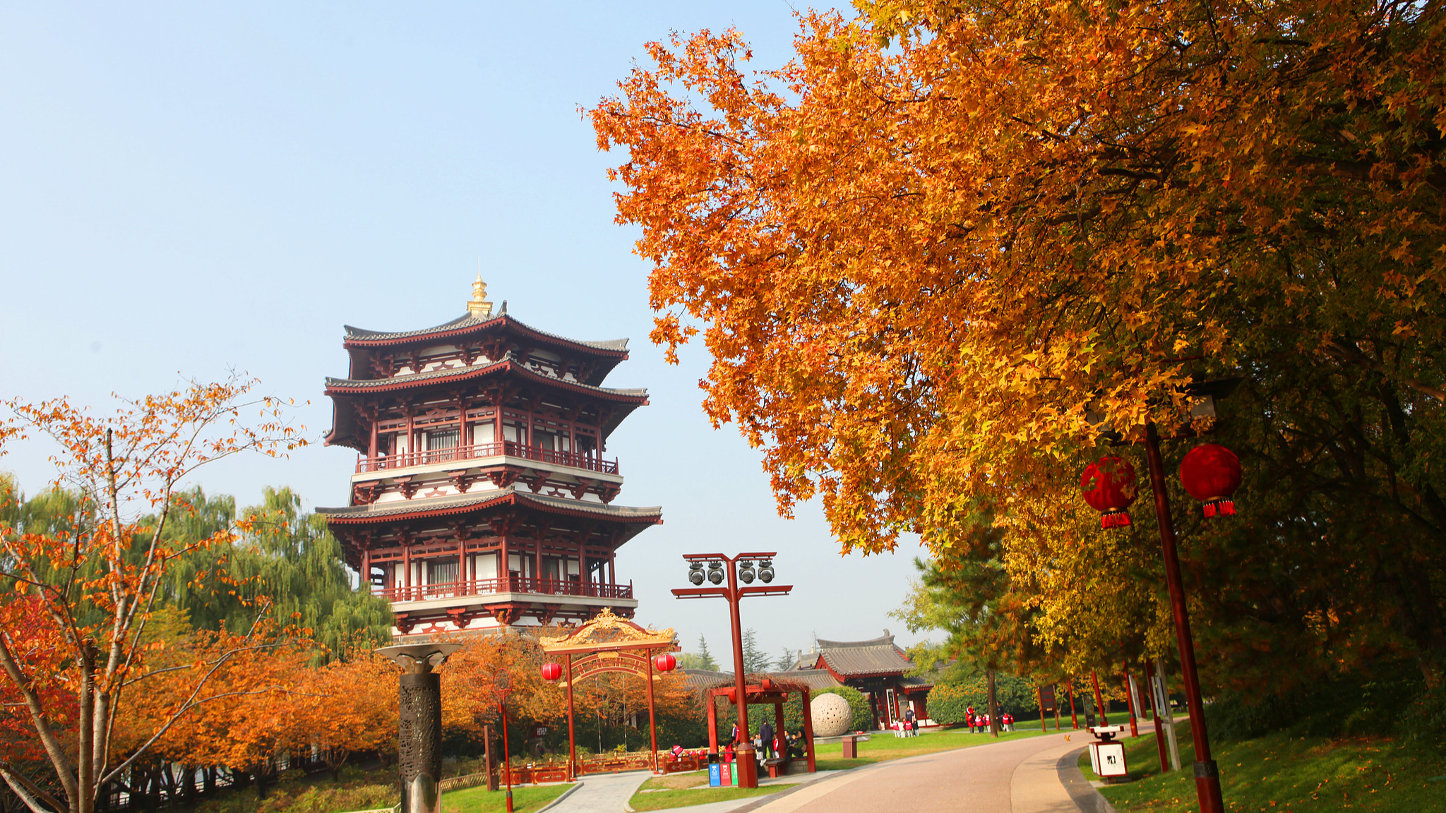Iconic theme park in Xi'an glows with autumn colors