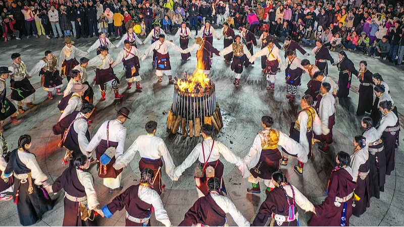 Local residents perform the Tibetan Guozhuang dance during the 22nd Peach Blossom Tourism and Culture Festival in Nyingchi, southwest China's Xizang Autonomous Region, April 1, 2025. /CFP