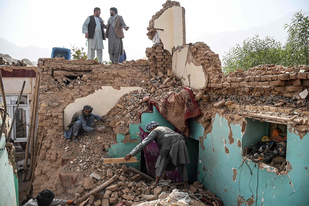 Earthquake survivors search through the ruins of a damaged house in Tashqurghan village, Khulm district of Samangan province, Afghanistan, November 3, 2025. /CFP