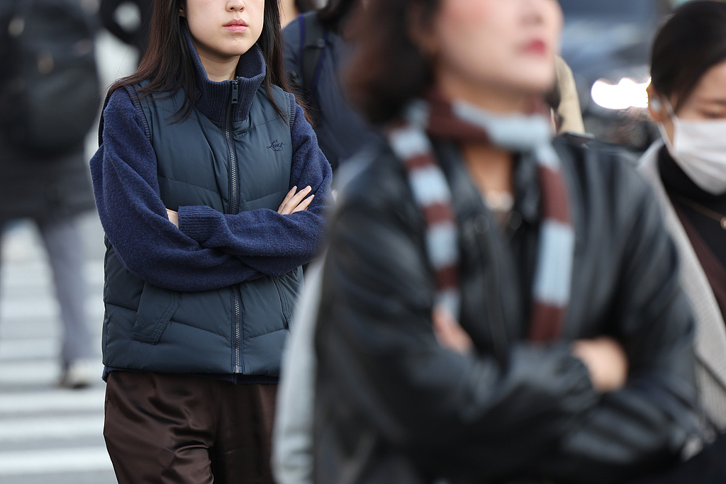 Residents wear thick jackets because of a sharp drop in temperature and a large temperature difference between day and night in Jongno-gu, Seoul, South Korea, November 4, 2025. /CFP