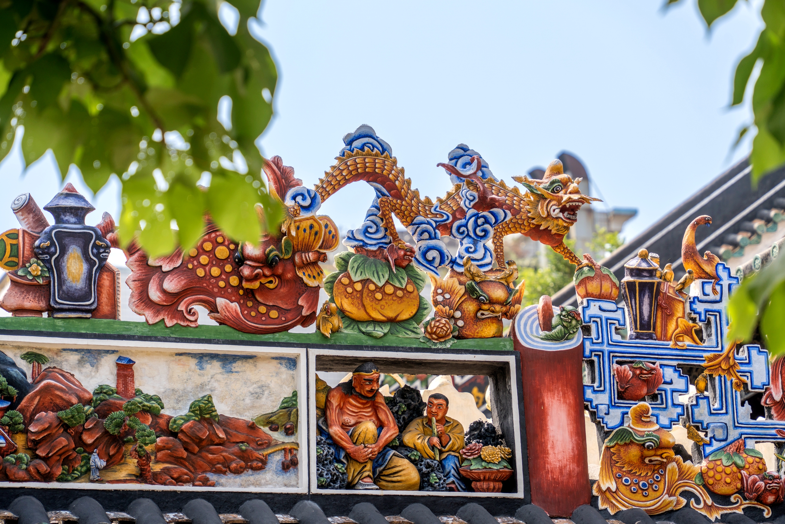 The Chen Clan Academy exemplifies the decorative craftsmanship of the Lingnan region, featuring exquisite wood, brick and stone carvings, lime-clay sculptures, pottery, iron castings and paintings. /IC