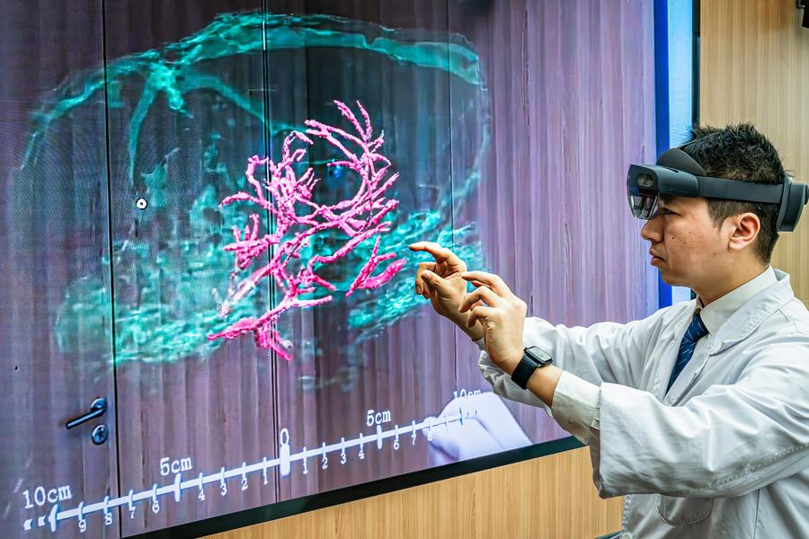 A researcher of Wuhan Union Hospital demonstrates brain-computer interface technology using mixed reality technology on March 26, 2025. /Xinhua
