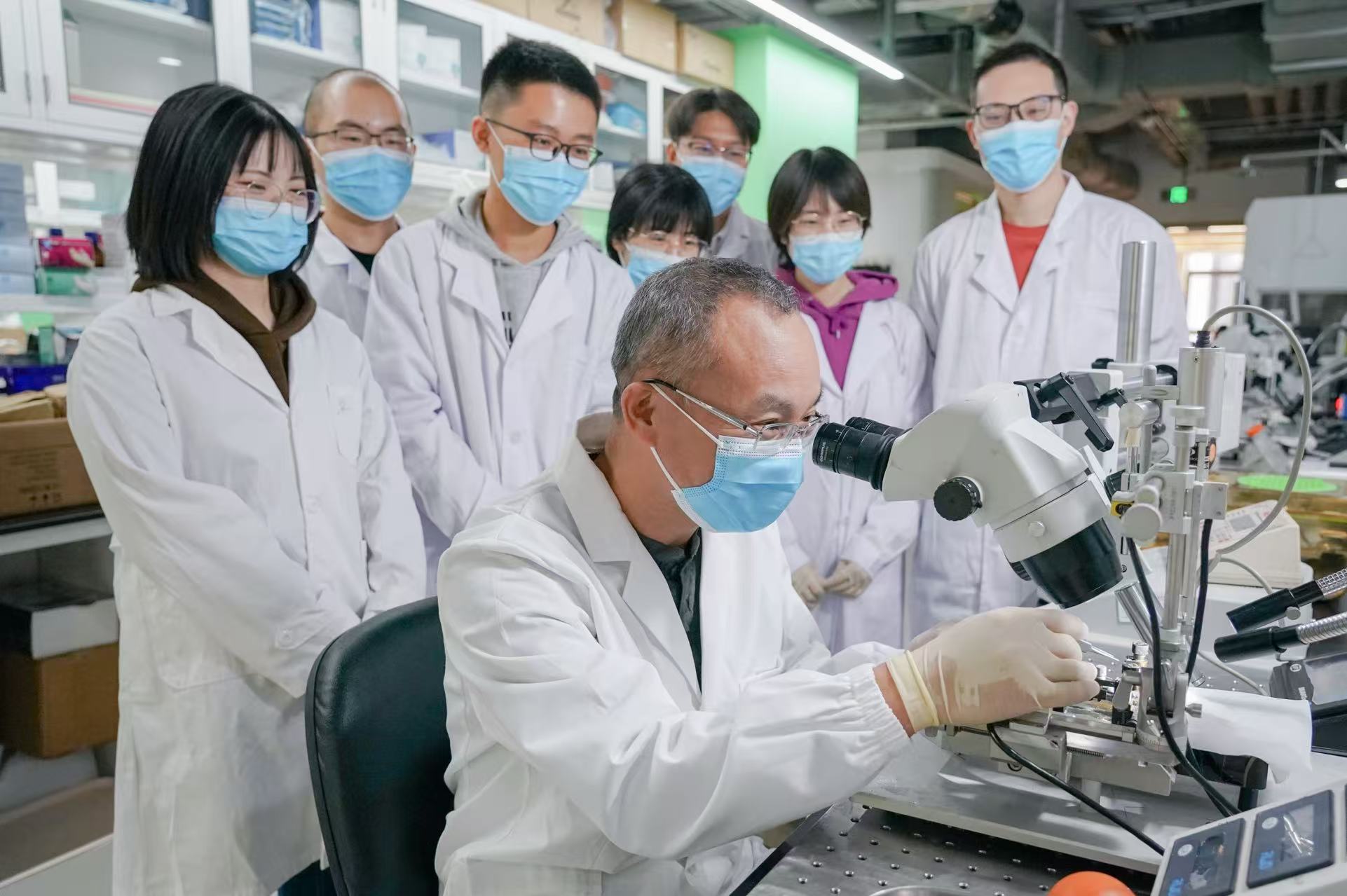 Luo Minmin (front) conducting an experiment. /Courtesy of Chinese Institute for Brain Research, Beijing