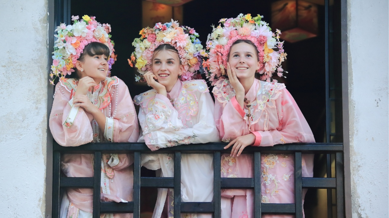 German tourists dressed in traditional Chinese clothing pose for photos while traveling in Shaoxing, Zhejiang Province, east China, November 3, 2024. /CFP