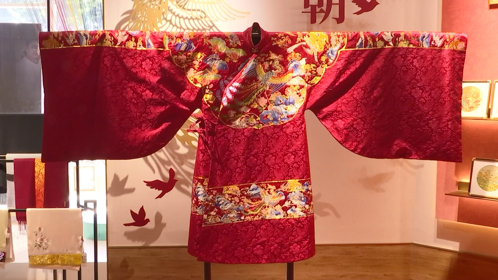 New Nanjing brocade creations debut at import expo in Shanghai