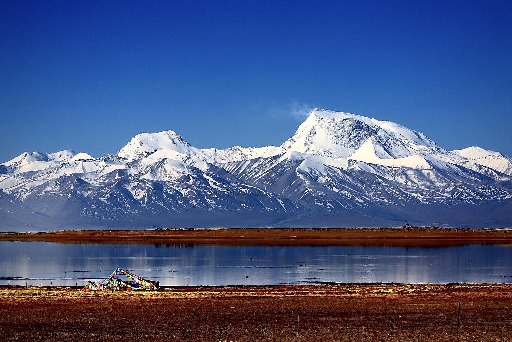 Lake Mapam Yumtso on the Qinghai-Xizang Plateau. /CFP