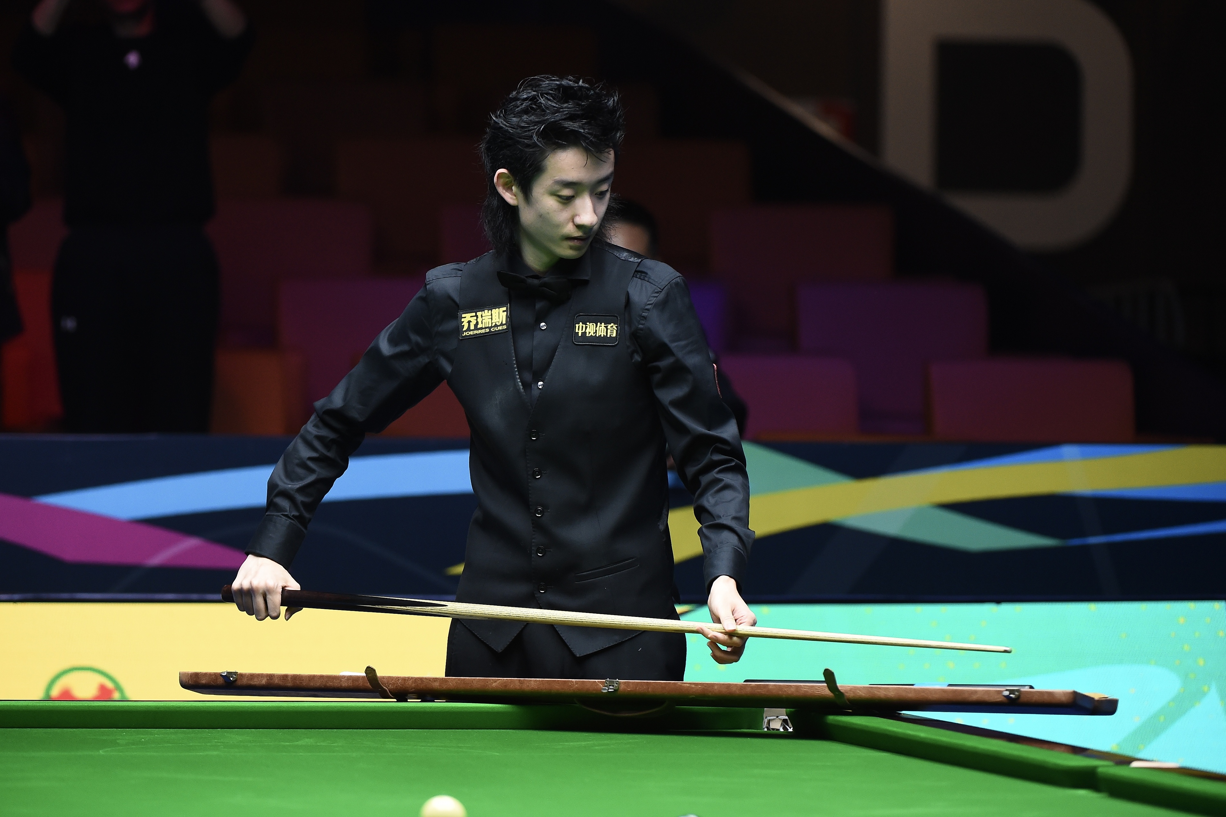 China's Wu Yize puts away his cue stick after facing England's Barry Hawkins in a quarterfinal match at the WST International Championship in Nanjing, China, November 6, 2025. /VCG
