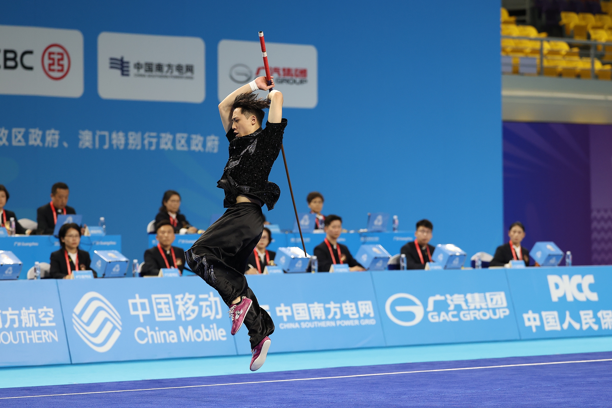 Jiangsu's Yang Yalin performs in the men's cudgel final at China's 15th National Games in Guangzhou, south China's Guangdong Province, November 7, 2025. /VCG