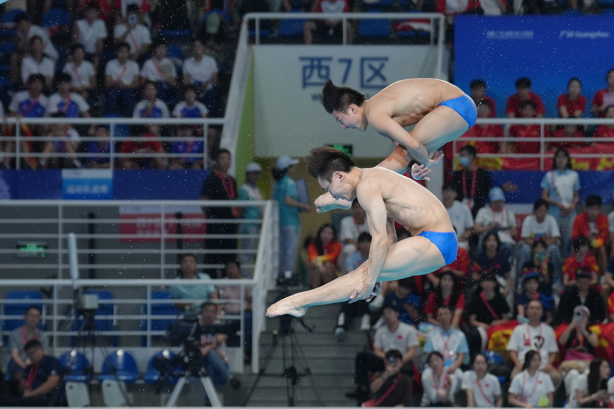 Shaanxi's Yang Hao and Bai Yuming compete in the men's synchronized 10-meter platform final at China's 15th National Games in Guangzhou, south China's Guangdong Province, November 7, 2025. /VCG