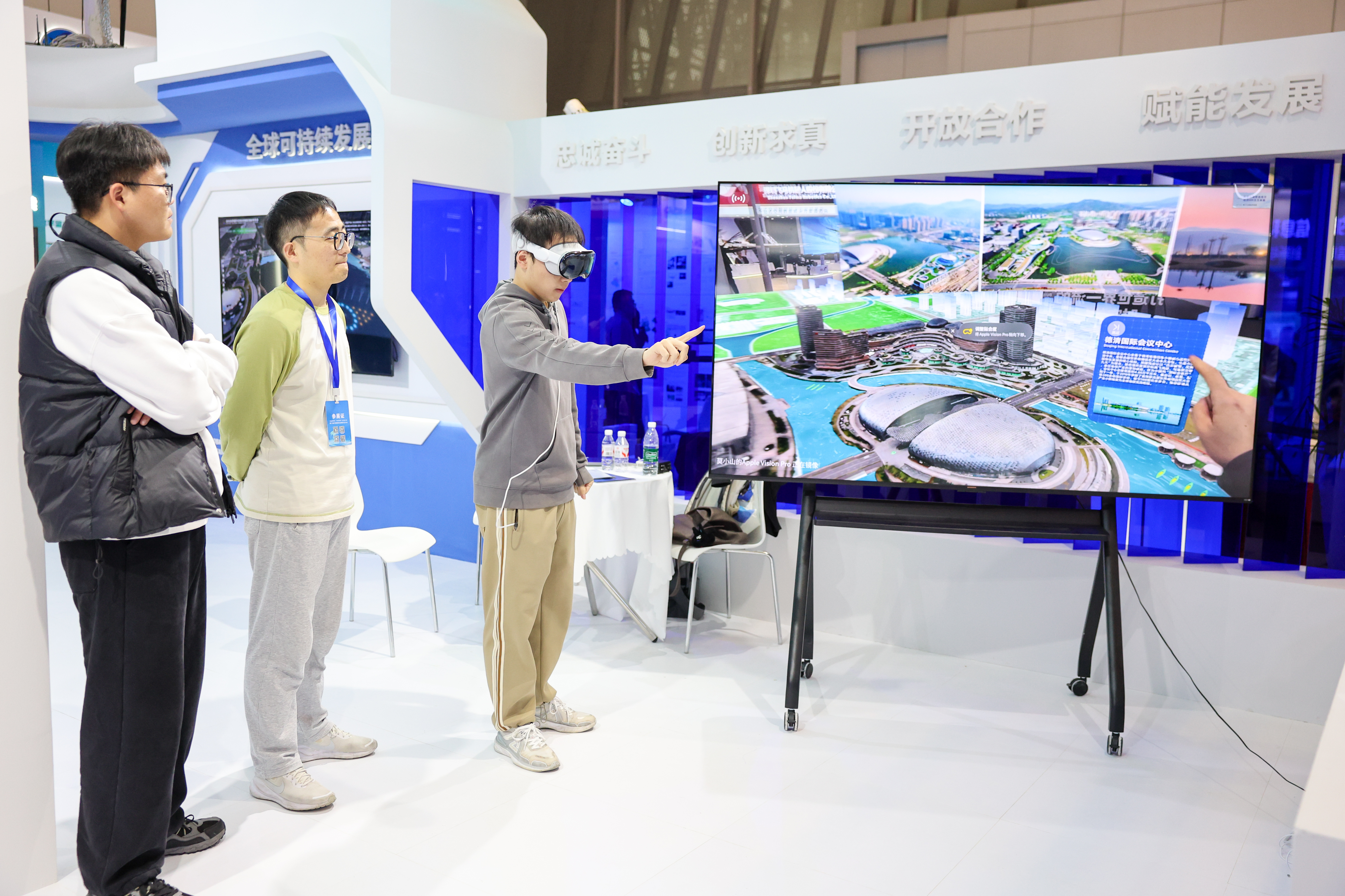 The Second China Conference on Surveying, Mapping and Geospatial Information attracted over 200 exhibitors to gather in Deqing, Zhejiang Province, presenting a comprehensive display of cutting-edge technology, products and innovative applications. Visitors are seen at the conference on November 6, 2025. /Caijun