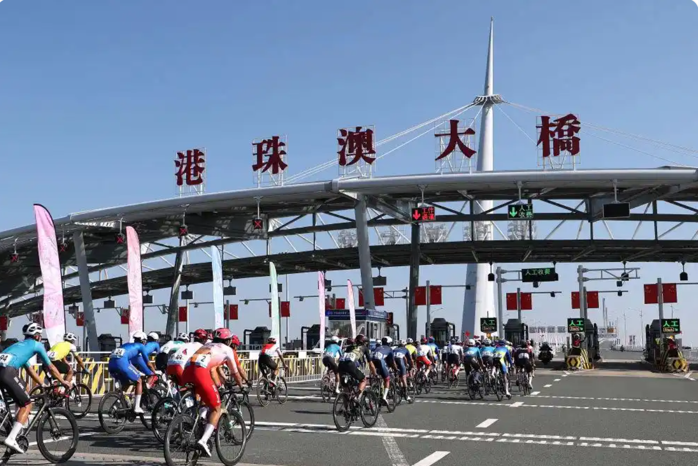 Riders participate in the men's cycling individual road race at China's 15th National Games in Zhuhai, south China's Guangdong Province, November 8, 2025. /Xinhua