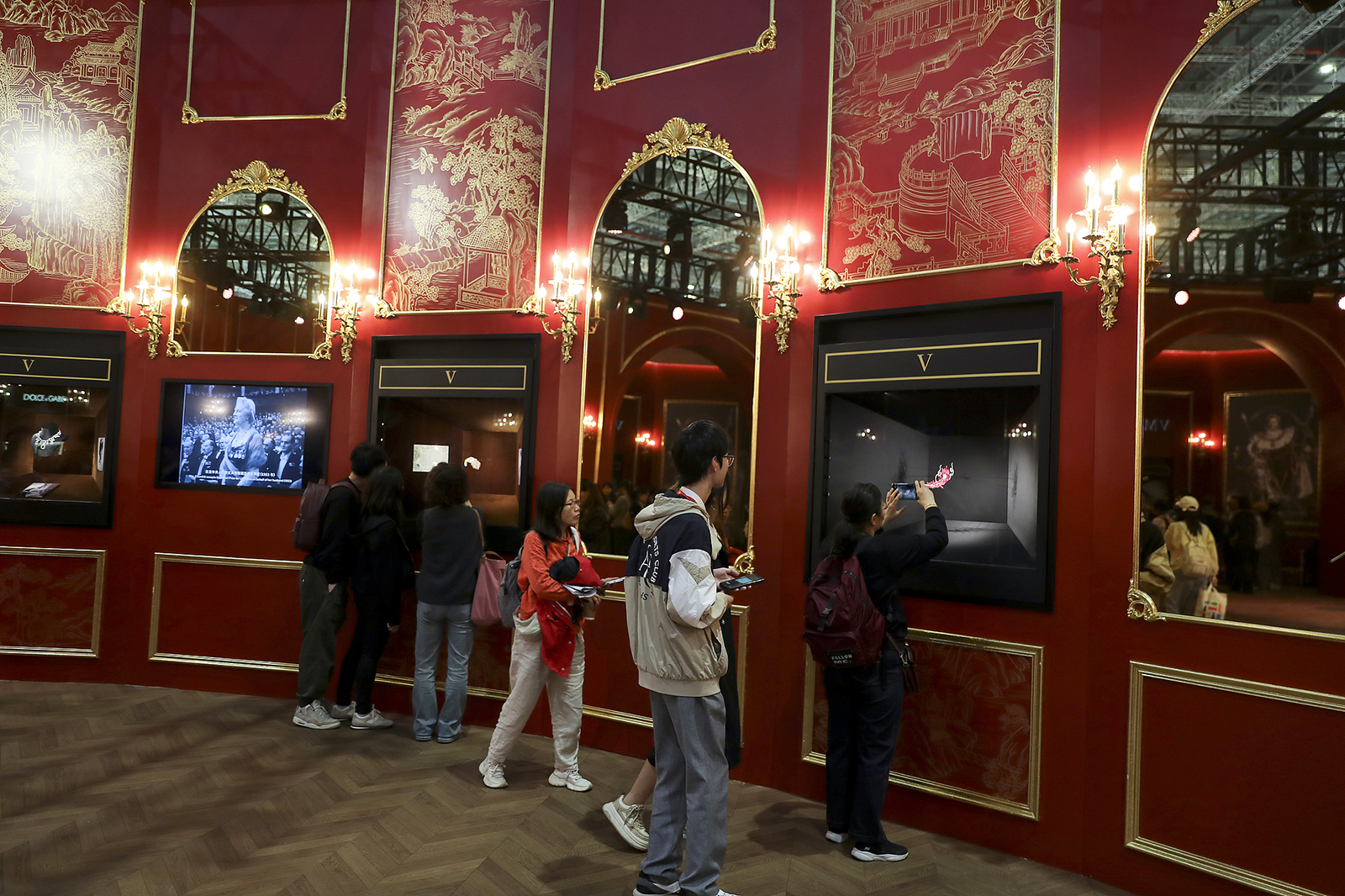 Visitors admire jewelry treasures from V Muse's collection at the 8th China International Import Expo in Shanghai on November 8, 2025. /VCG