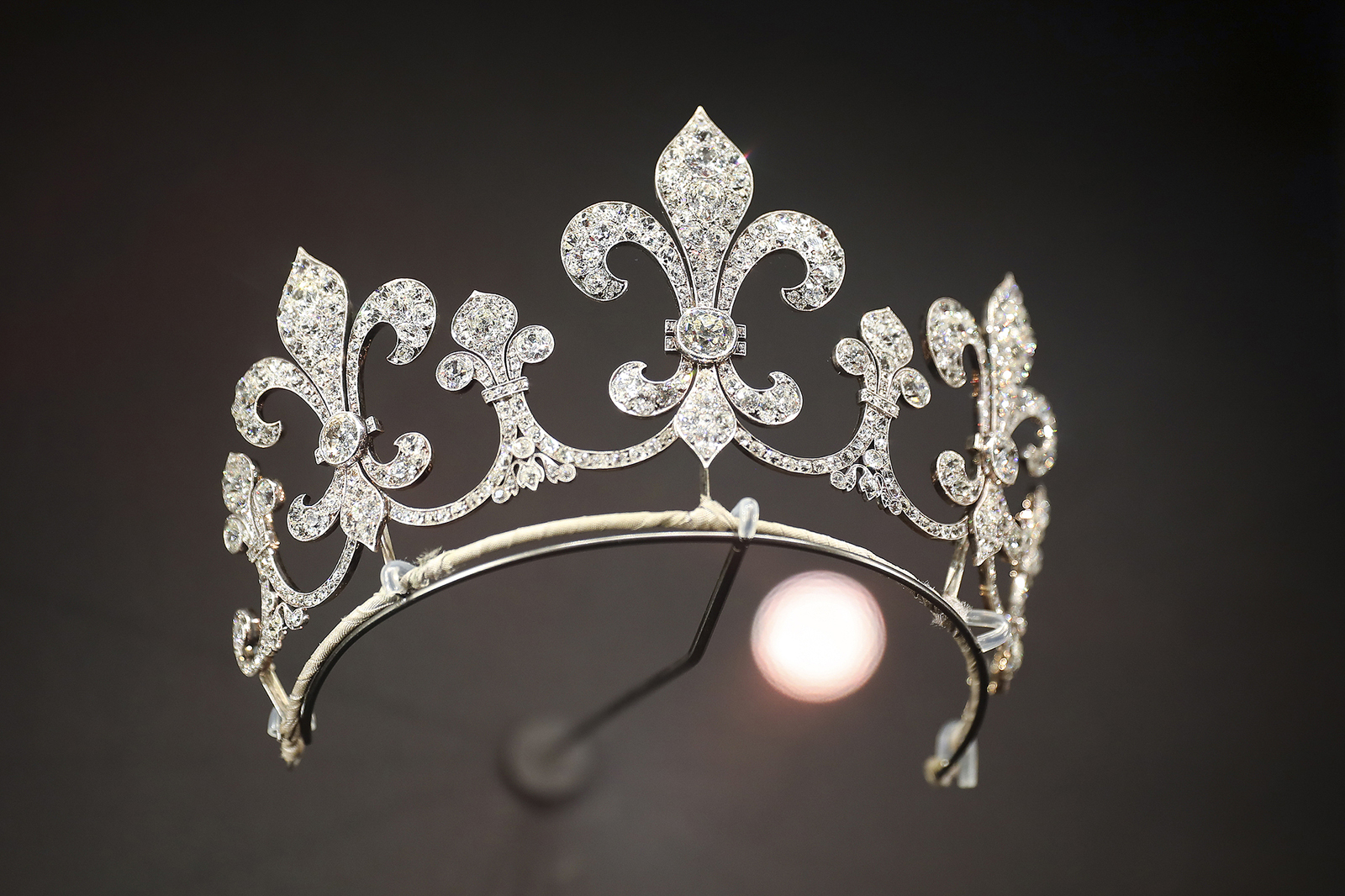The Fleur-de-lys Tiara, made of platinum and diamonds in 1912, is seen on display during the 8th China International Import Expo in Shanghai on November 8, 2025. /VCG
