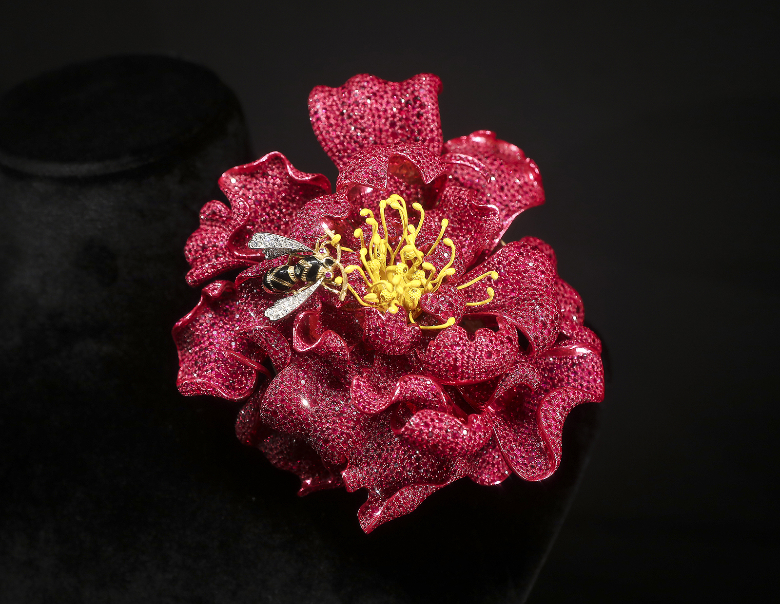 A piece from V Muse's jewelry collection is seen on display during the 8th China International Import Expo in Shanghai on November 8, 2025. /VCG