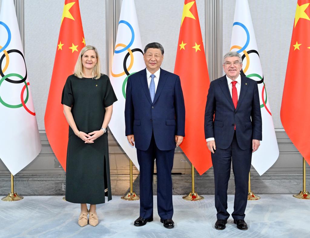 Chinese President Xi Jinping meets with International Olympic Committee (IOC) President Kirsty Coventry and Honorary President for Life Thomas Bach in Guangzhou, the capital of south China's Guangdong Province, on November 9, 2025. /Xinhua