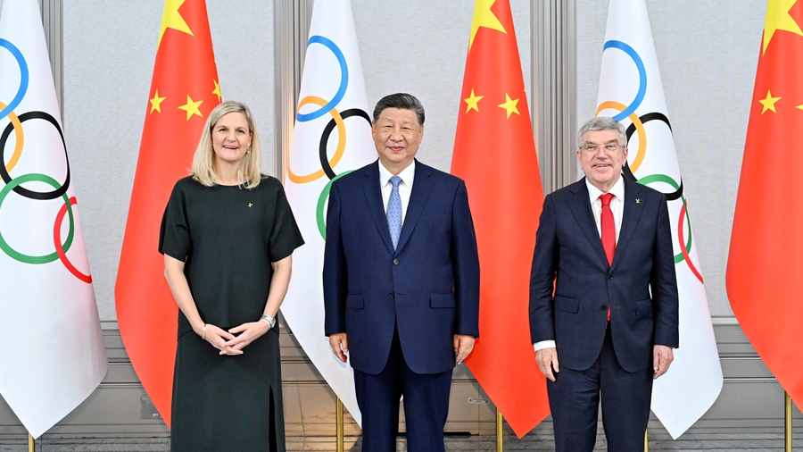 President Xi meets IOC president, honorary president