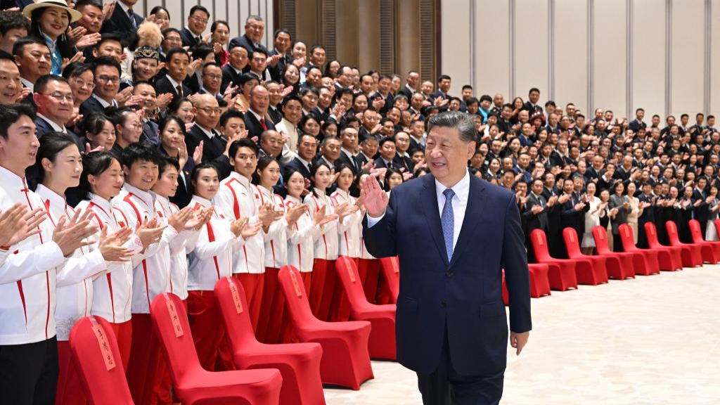 President Xi meets national sports honorees