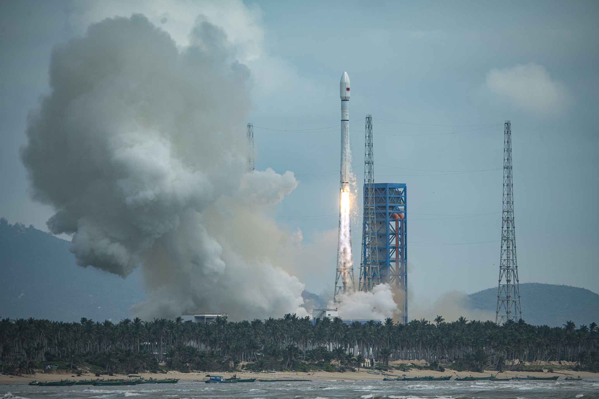 A new group of low Earth orbit satellites is launched from Hainan Province, south China, November 10, 2025. /VCG