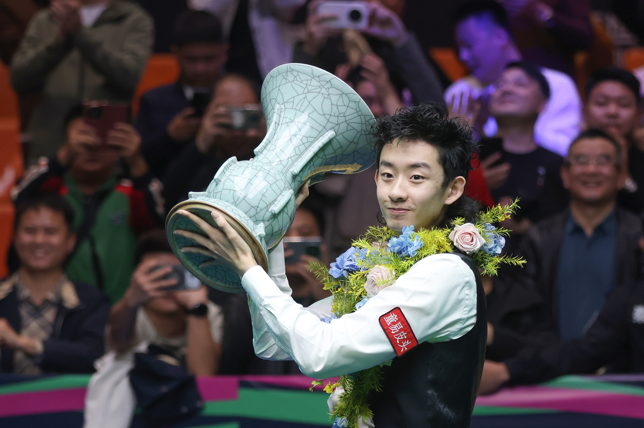 China's Wu Yize lifts the trophy after beating Scotland's John Higgins in the final to win the WST International Championship in Nanjing, China, November 9, 2025. /VCG