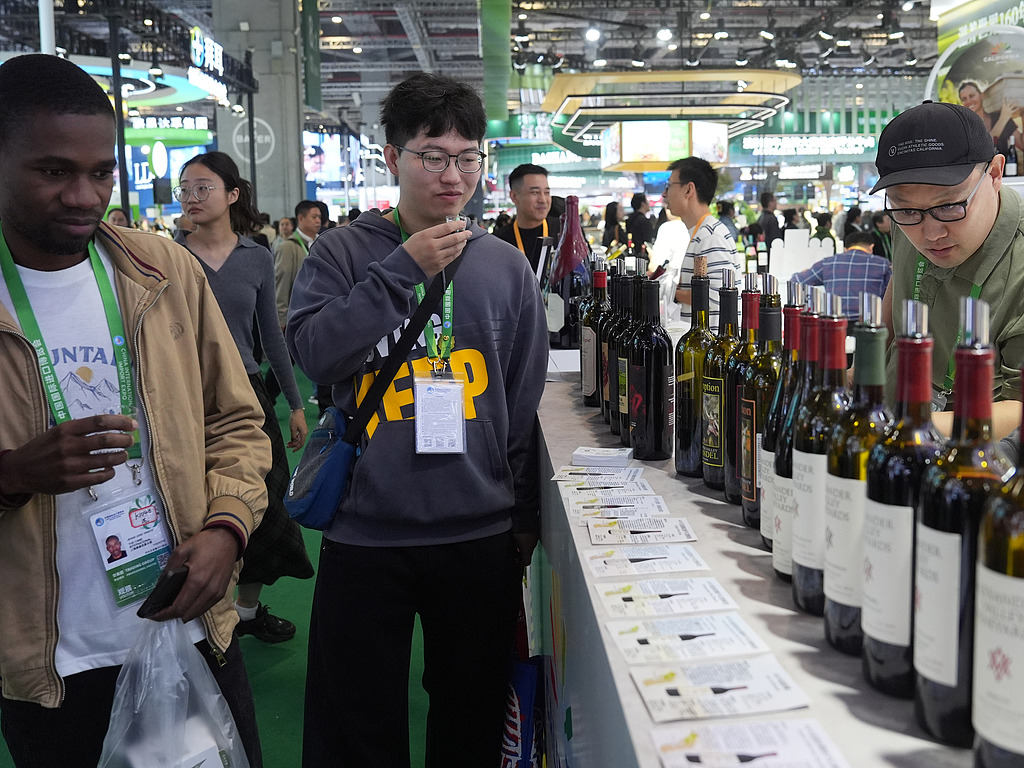 Visitors taste California wines at the American Food and Agriculture Pavilion during the eighth China International Import Expo in east China's Shanghai, November 8, 2025. /VCG