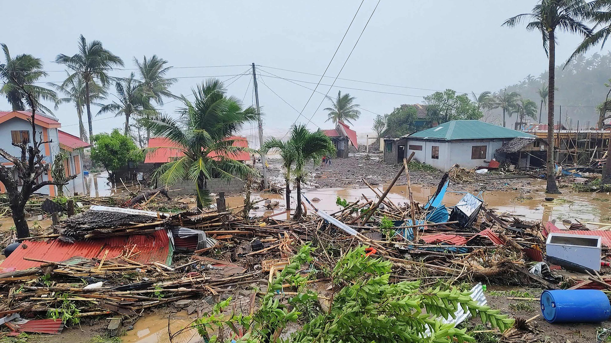 Super Typhoon Fung-wong makes landfall in Philippines