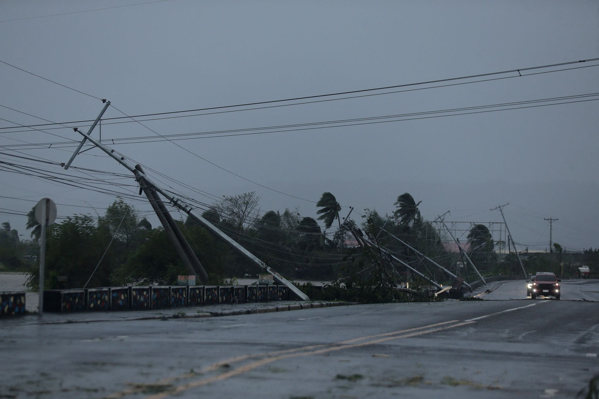 Damaged electric posts along a highway at Polangui in Albay Province, the Philippines, November 9, 2025. /VCG