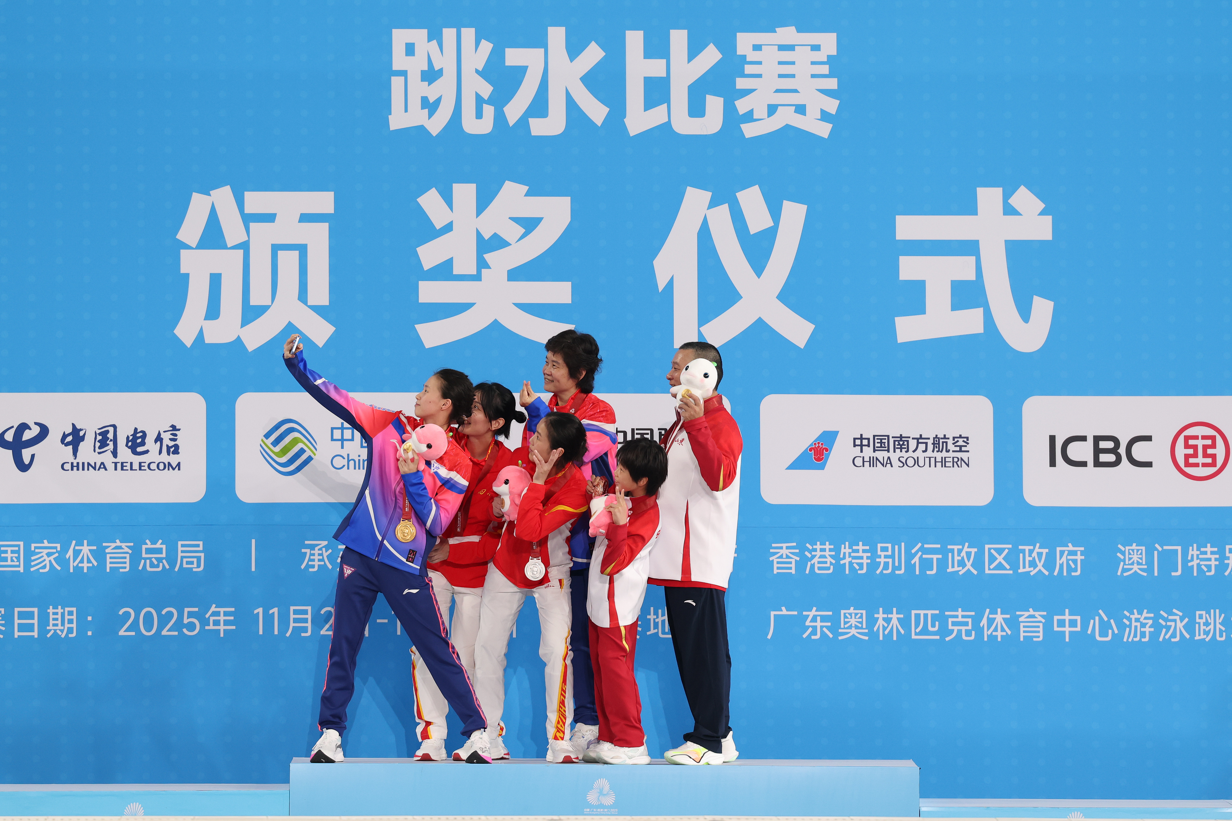 Divers take selfie after the women's 10m platform final of the 15th National Games in Guangzhou, China, November 10, 2025. /VCG