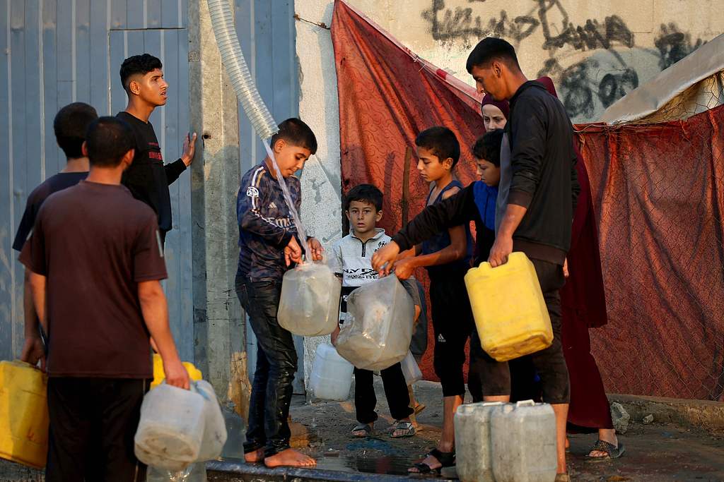 Displaced Palestinians fill containers with water at a station in the Bureij refugee camp, in the central Gaza Strip, November 2, 2025. /VCG