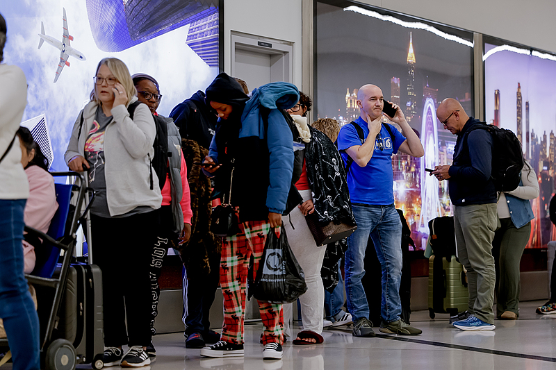 Frontier Airlines passengers wait in a long line to rebook their canceled flights at Hartsfield-Jackson Atlanta International Airport in Atlanta, Georgia, U.S., November 10, 2025. /VCG