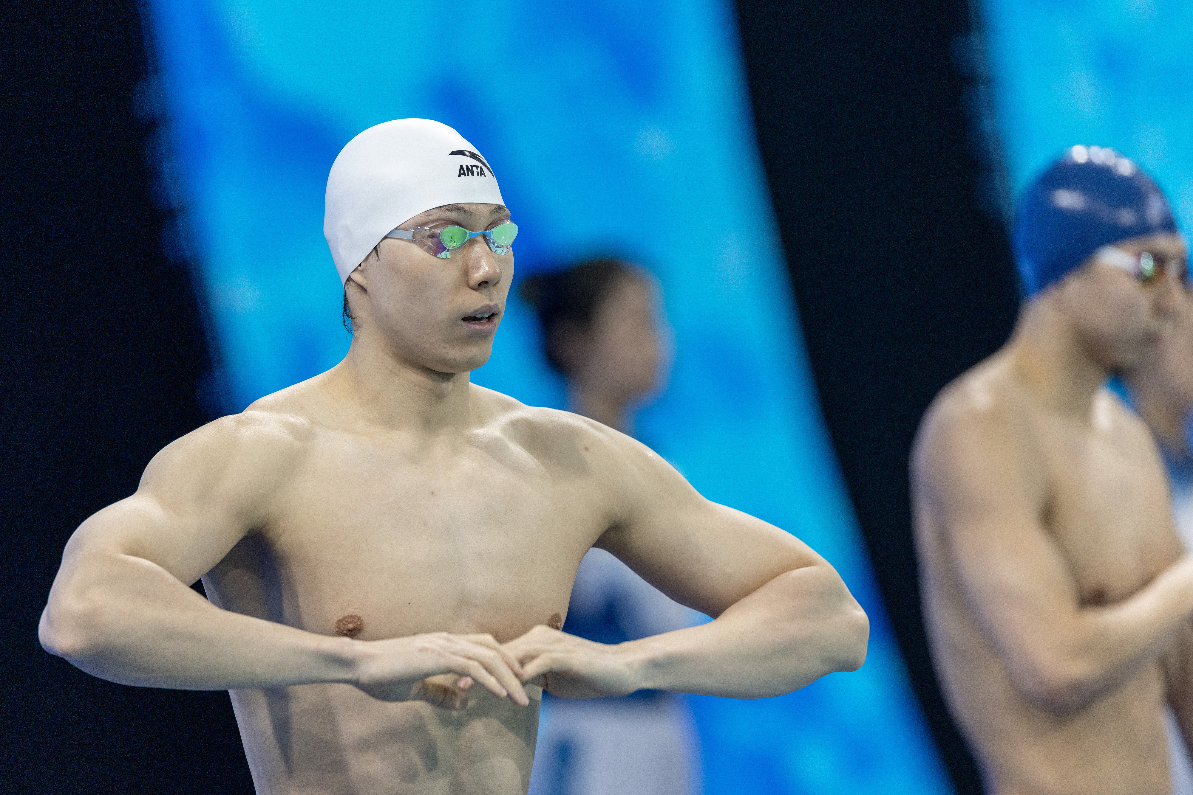 Shanghai gold medalist Qin Haiyang prepares to compete in men's 100m breaststroke final at China's 15th National Games in Shenzhen, November 11, 2025. /VCG