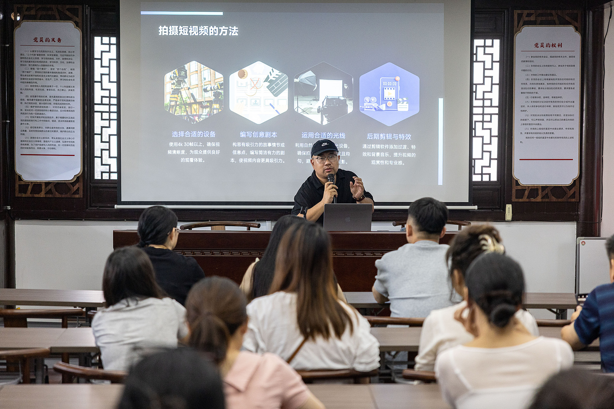 Business operators learning short video shooting and editing skills in Huzhou, Zhejiang Province, June 27, 2025. /VCG