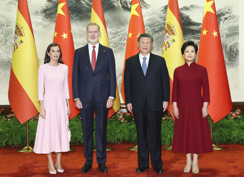 Chinese President Xi Jinping (2nd R) and his wife Peng Liyuan (R) pose for a group photo with King Felipe VI of Spain (2nd L) and his wife Queen Letizia in Beijing, China, November 12, 2025. /Xinhua