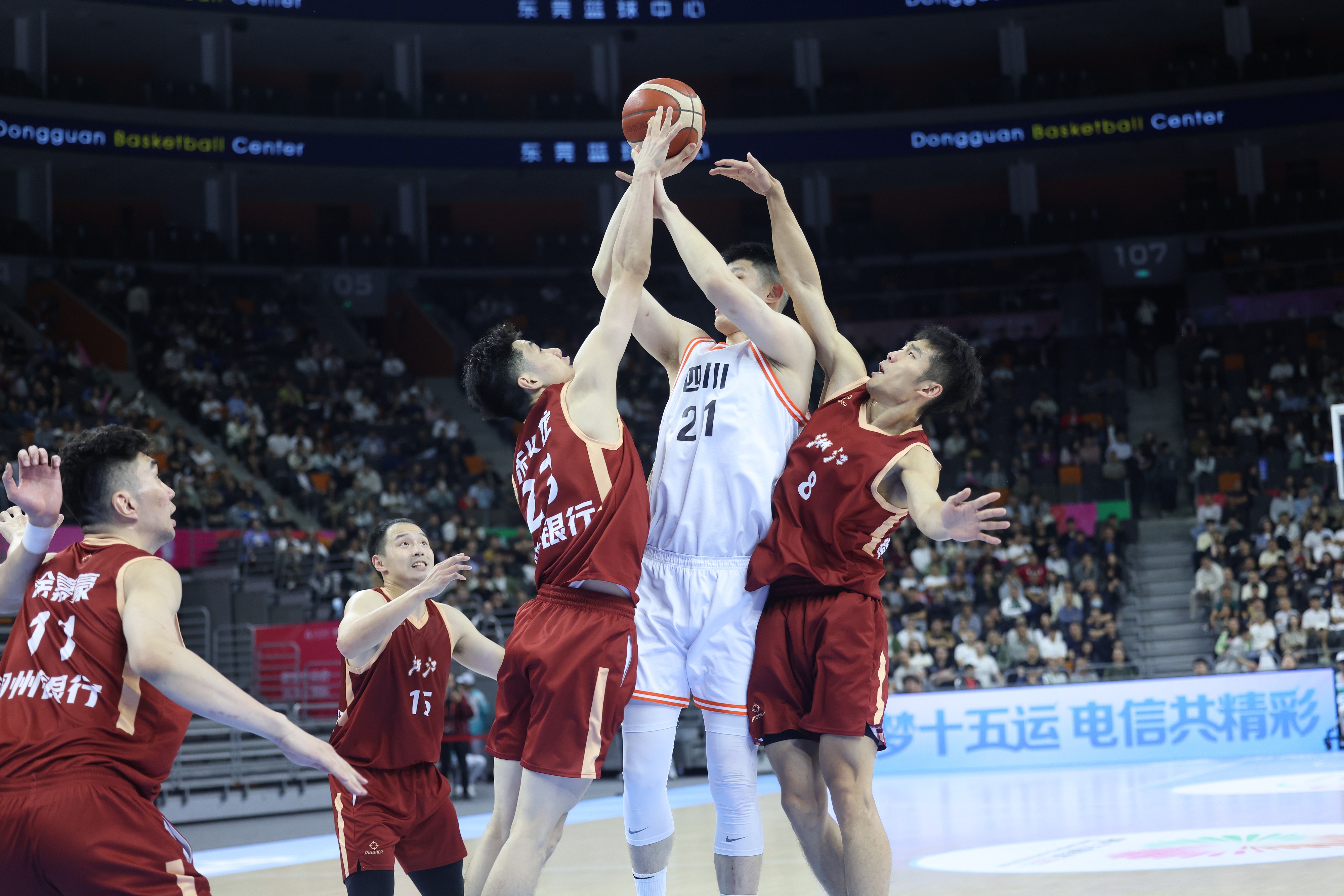 Sichuan's Hu Jinqiu (No. 21) takes a shot against Zhejiang in a men's basketball semifinal contest at China's 15th National Games in Dongguan, November 11, 2025. /VCG